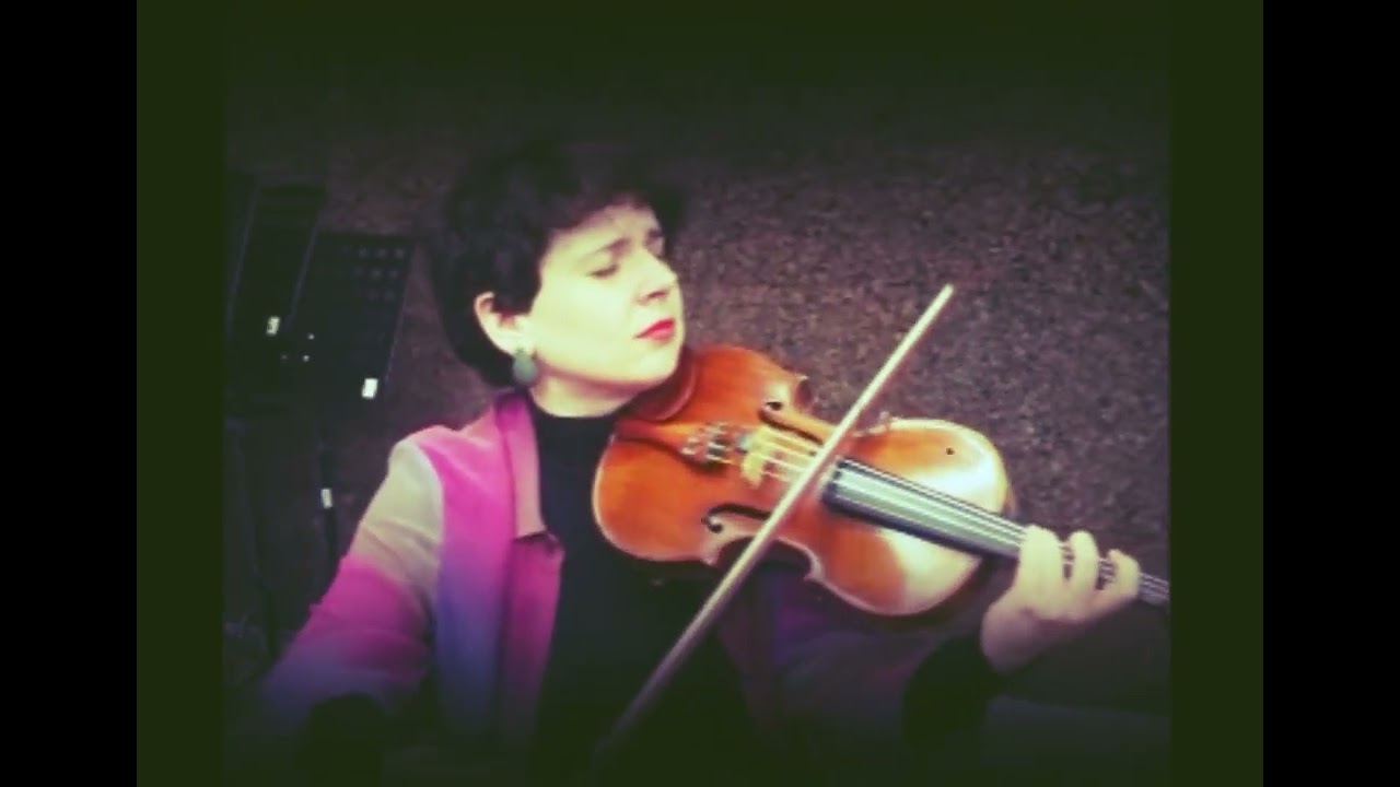 Sara Llano a tocar violino.
