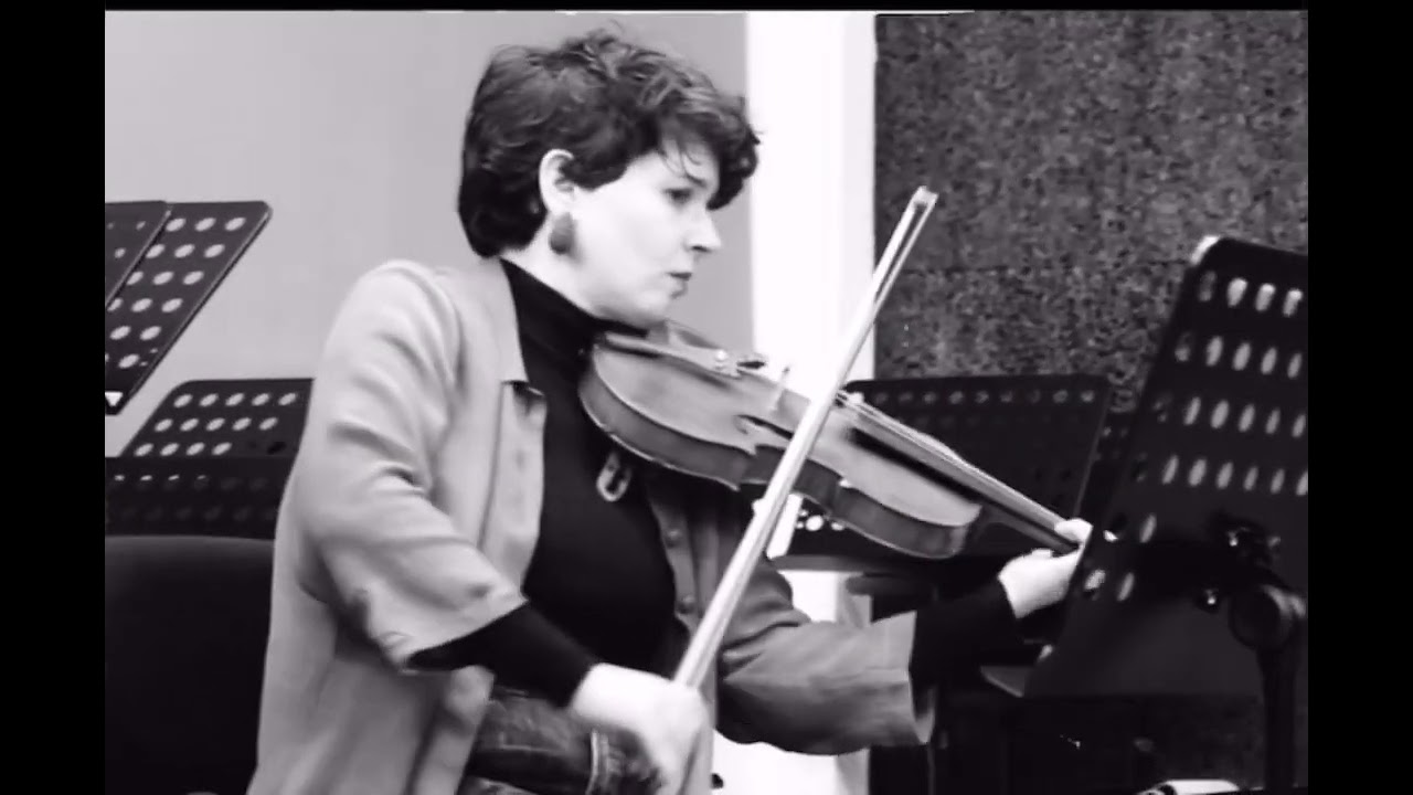 Sara Llano a tocar violino.