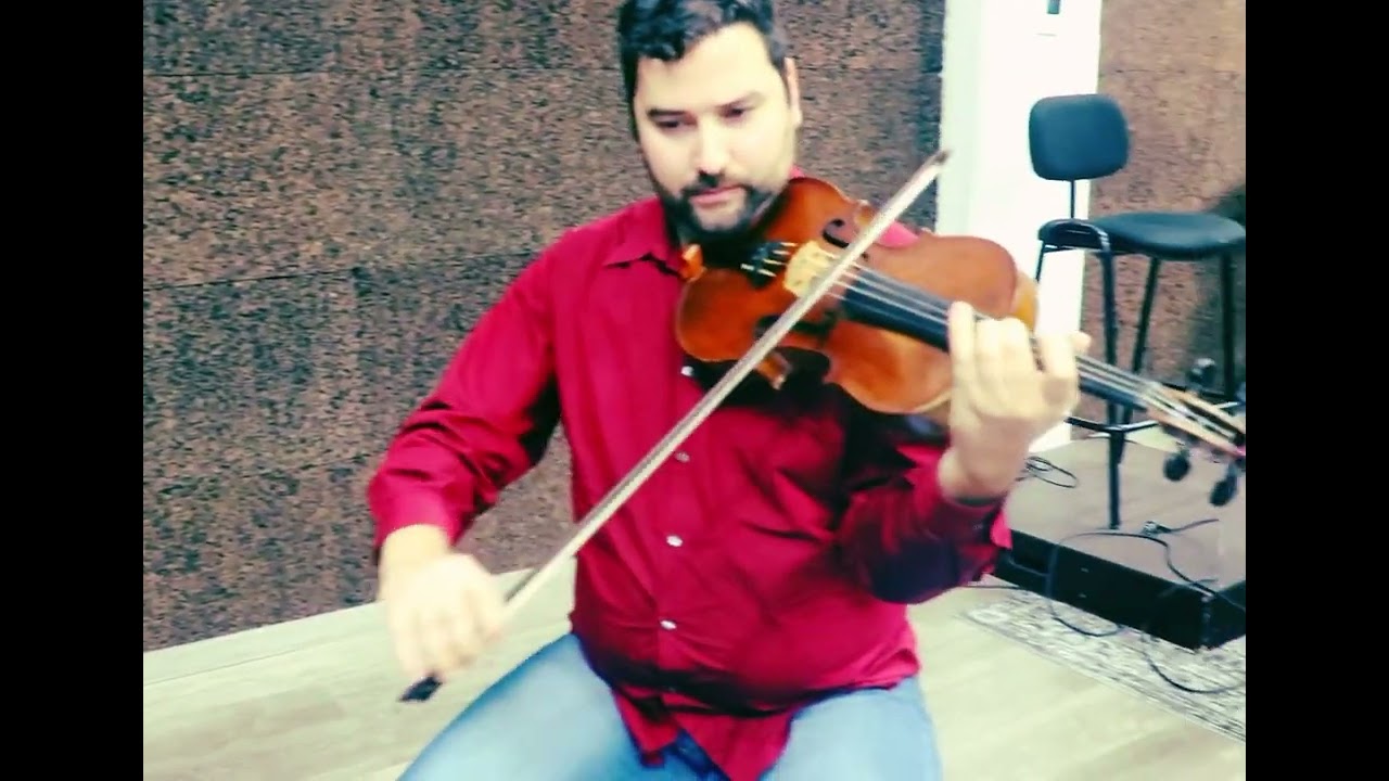 Nuno Soares a tocar viola d'arco.