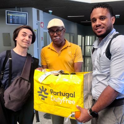 Denys Stetsenko, Prof. Luís e Fábio Silva no Aeroporto do Sal, em Cabo Verde, com material doado pela Associação Achillea.