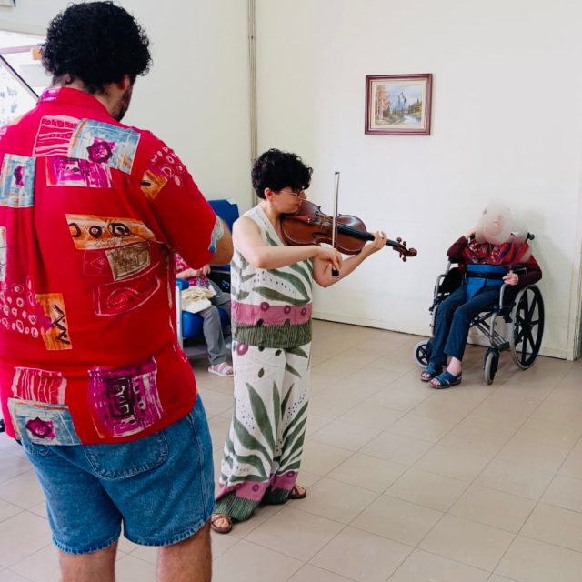 Nuno Soares e Sara Llano a tocarem música num lar para idosos.