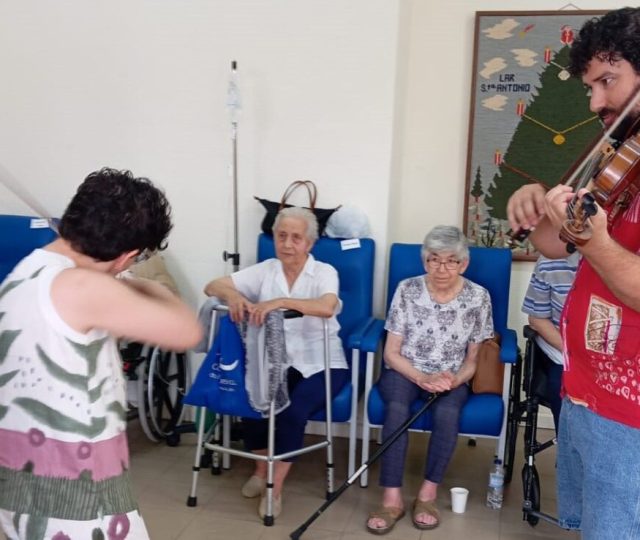 Sara Llano e Nuno Soares a tocarem música num lar para idosos.